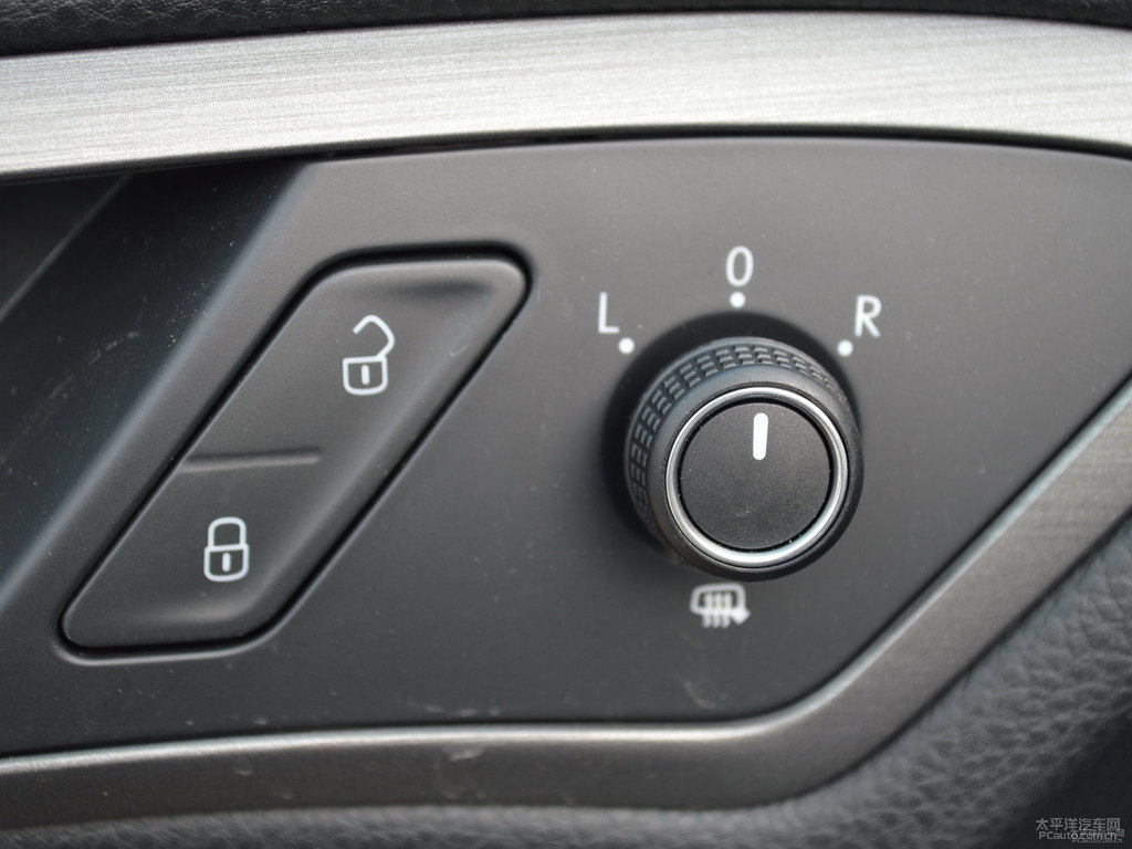 珊瑚藍(lán)高爾夫車(chē)廂內(nèi)飾圖片