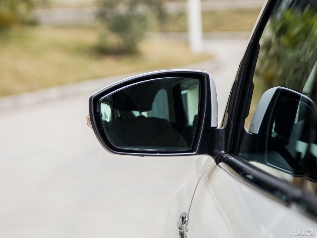 典雅白翼虎車身外觀圖片