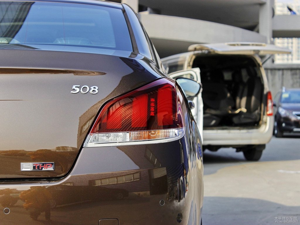 松木棕標致508車尾外觀圖片