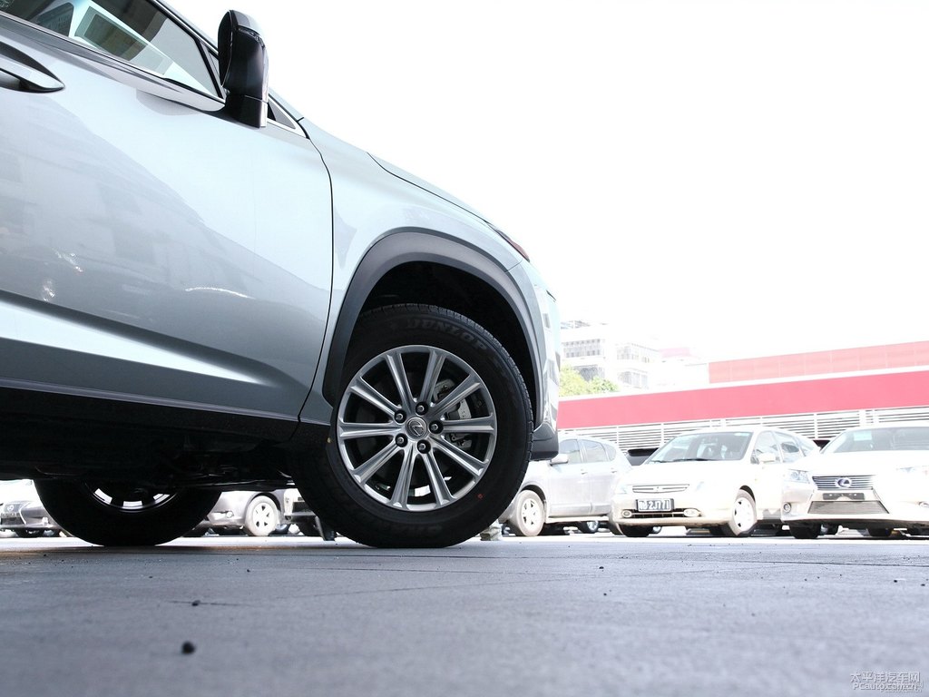 超音速鈦銀雷克薩斯NX車身外觀圖片