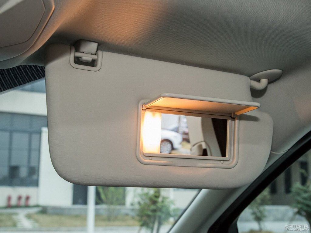 琥珀金翼虎車廂內(nèi)飾圖片