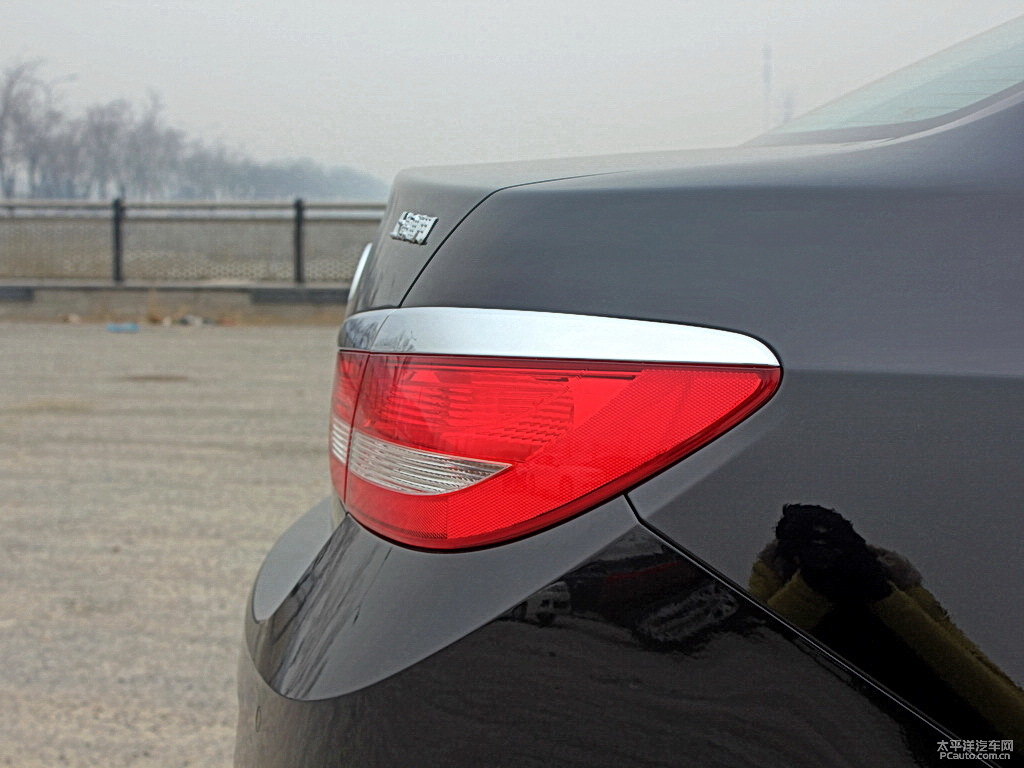 鋼琴黑英朗車(chē)尾外觀(guān)圖片