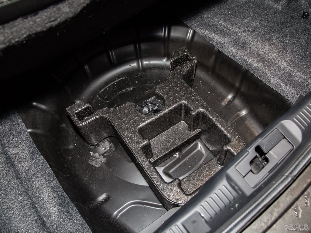 魅影灰福特Mustang后備廂空間圖片