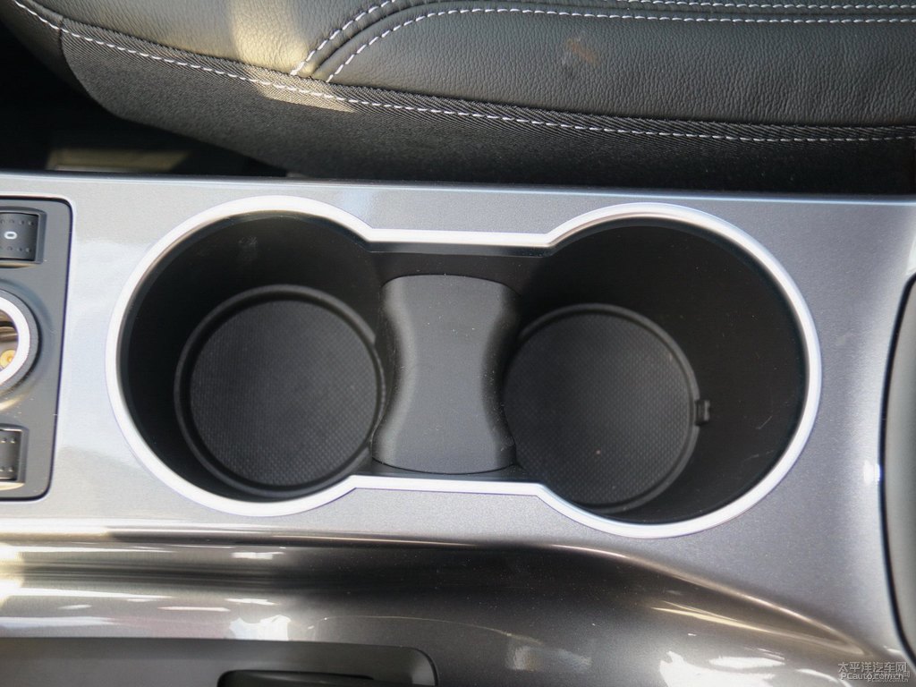 琥珀金翼虎儲物空間空間圖片