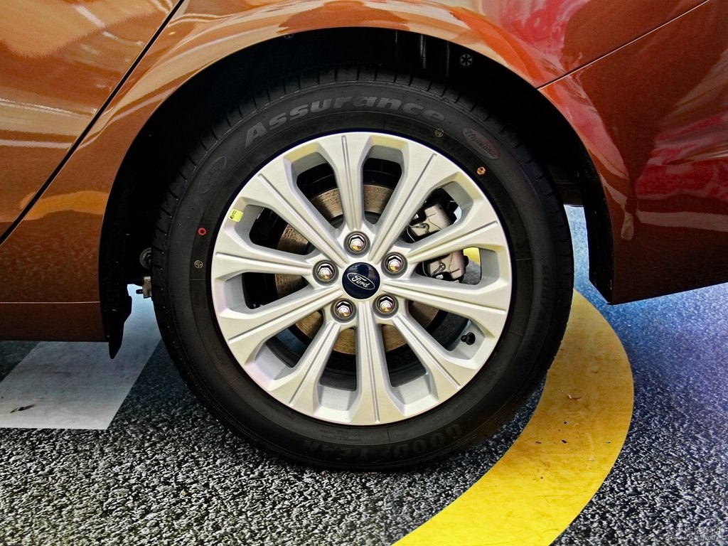 豪情棕福睿斯車身外觀圖片
