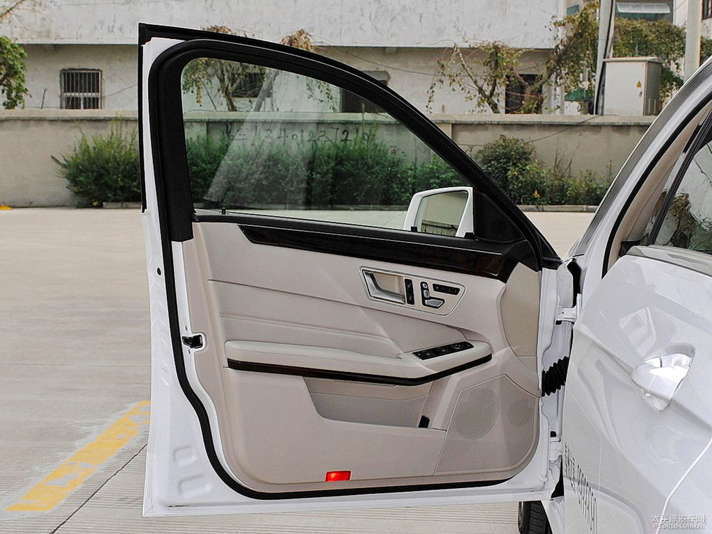 北極白奔馳E級車廂內(nèi)飾圖片
