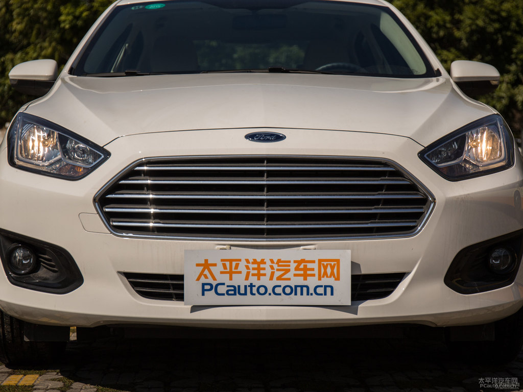 珍珠白福睿斯車頭外觀圖片