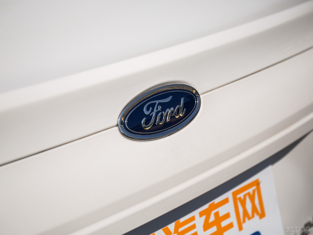 珍珠白福睿斯車尾外觀圖片