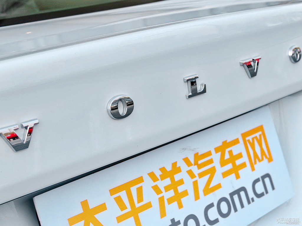 冰雪白沃爾沃S60車尾外觀圖片