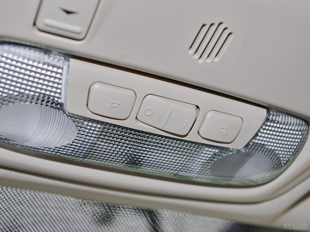 典雅白福睿斯車廂內(nèi)飾圖片