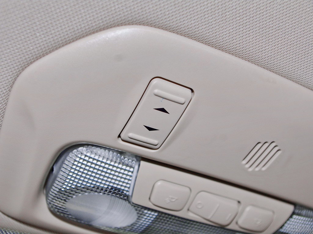典雅白福睿斯車廂內(nèi)飾圖片