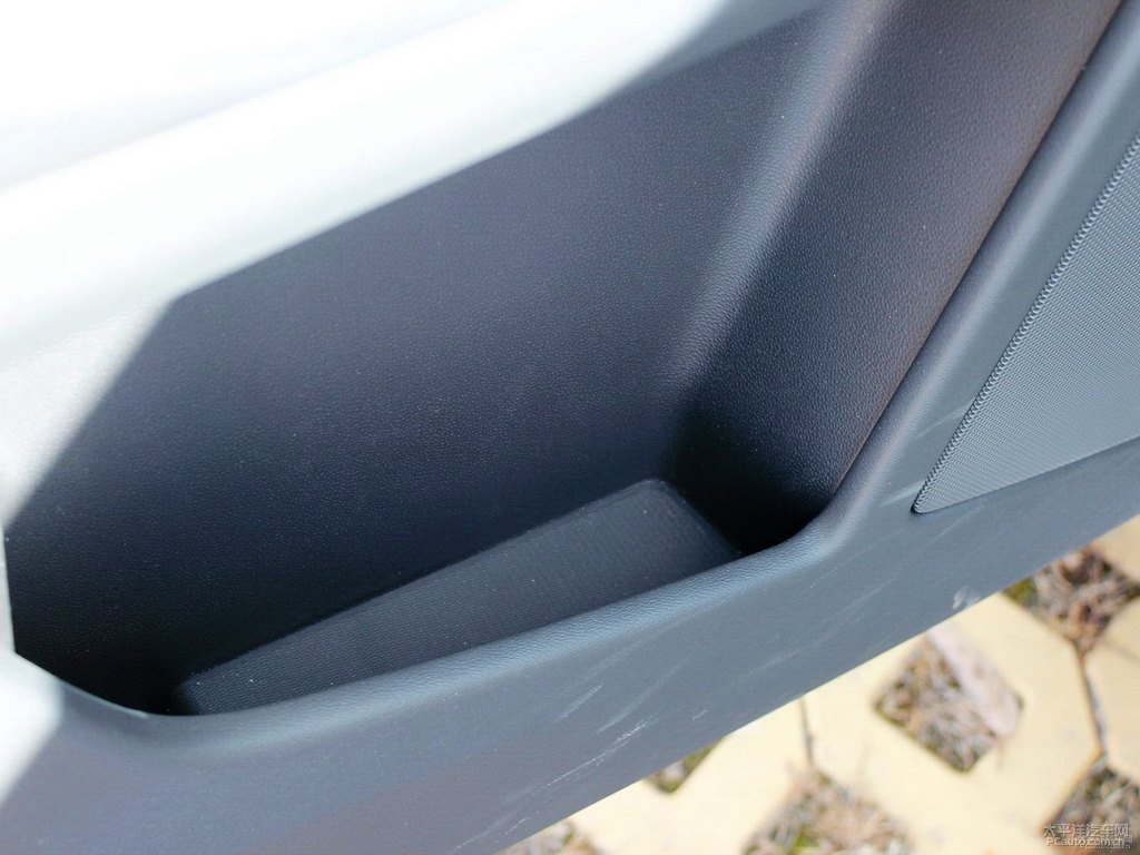 冰雪白沃爾沃XC60儲(chǔ)物空間空間圖片