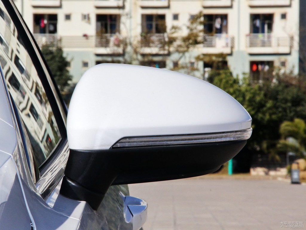 凜冽白凌渡車身外觀圖片