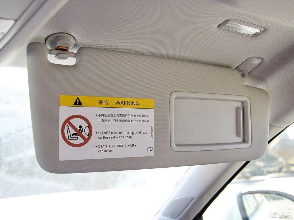凜冽白凌渡車(chē)廂內(nèi)飾圖片
