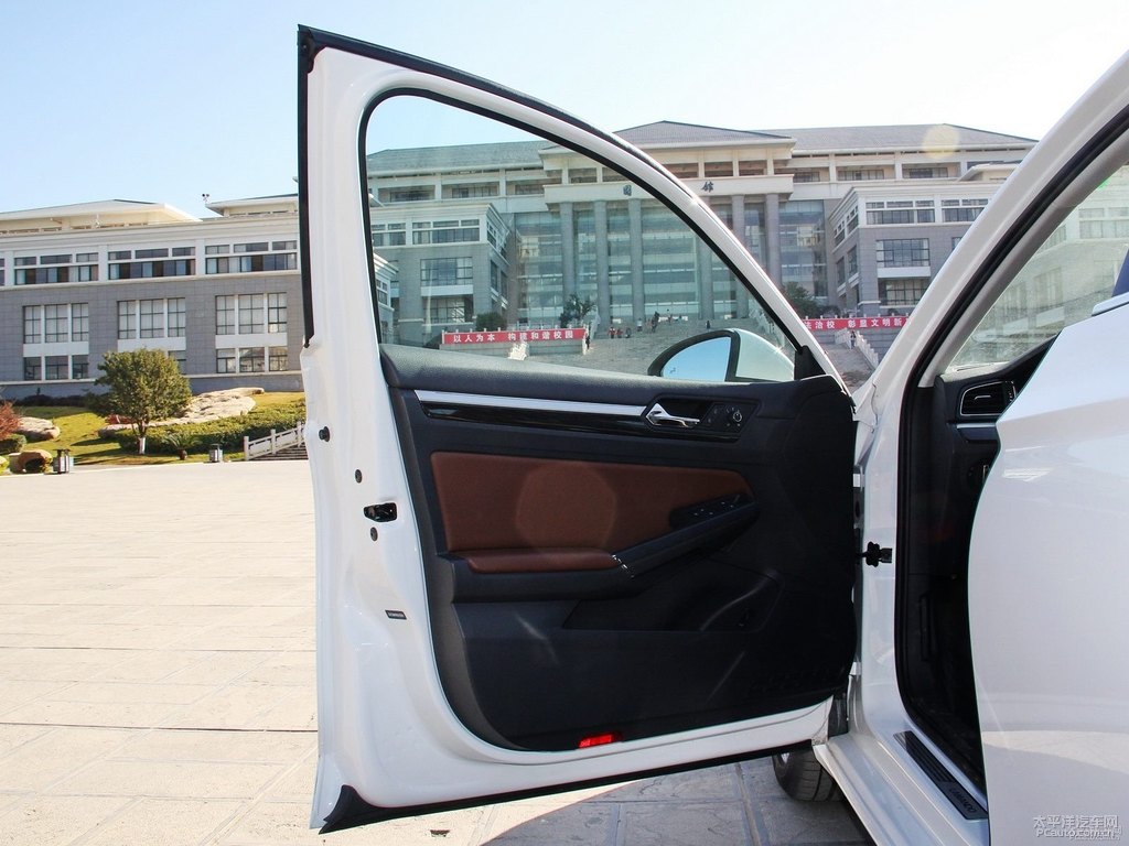 凜冽白凌渡車廂內(nèi)飾圖片