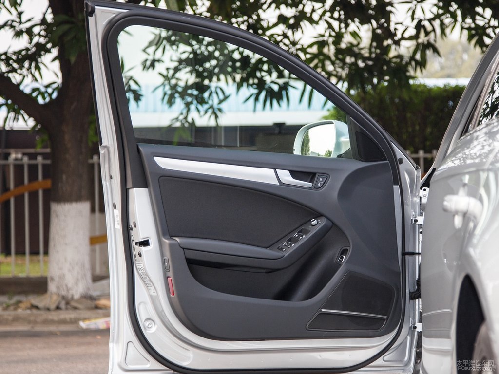 水晶銀奧迪A4L車廂內(nèi)飾圖片