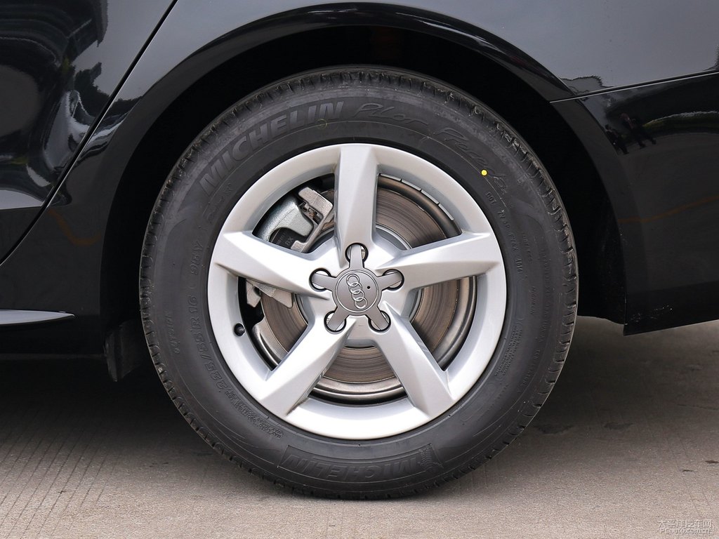 幻影黑奧迪A4L車身外觀圖片