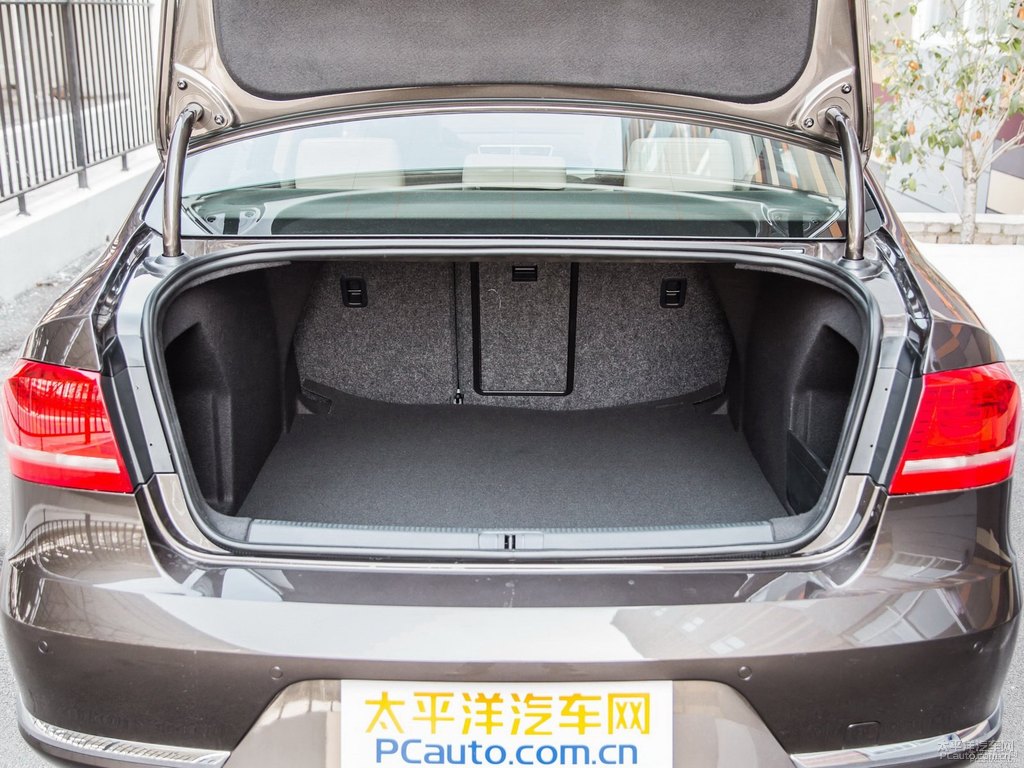 橡木棕邁騰后備廂空間圖片