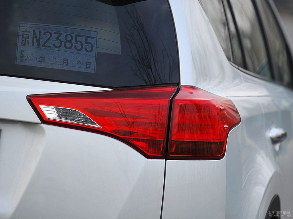 超級白RAV4榮放車尾外觀圖片