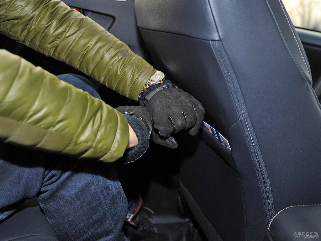 超級白RAV4榮放駕乘空間空間圖片