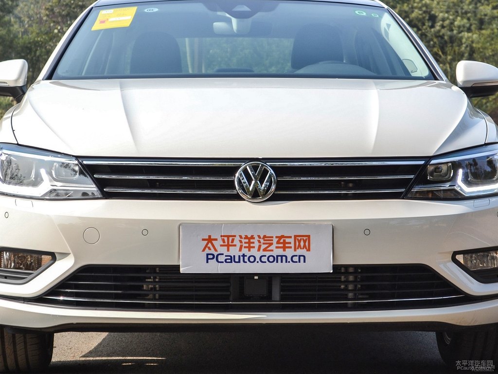 凜冽白凌渡車頭外觀圖片