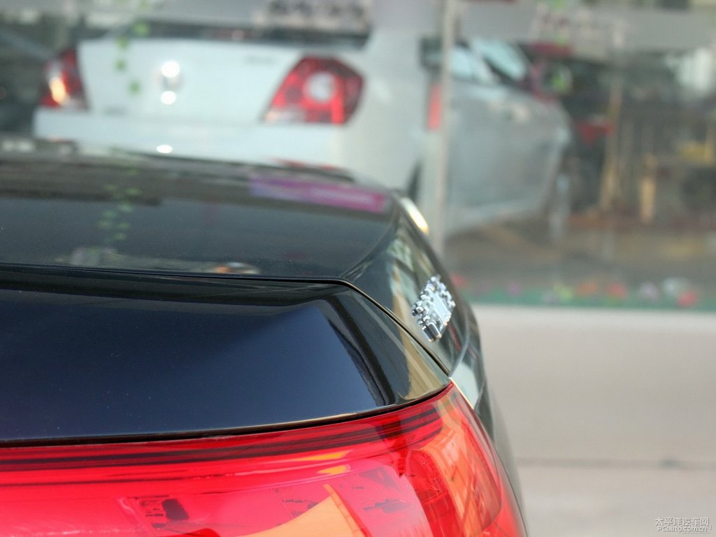 墨玉黑遠景車尾外觀圖片