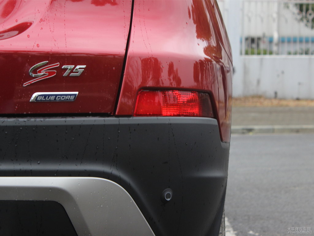 閃光彌紅長安CS75車尾外觀圖片