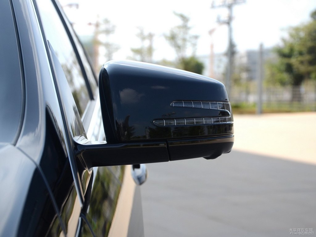 曜巖黑奔馳E級(jí)車身外觀圖片