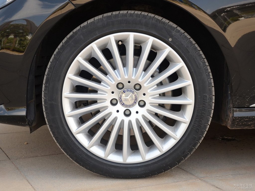 曜巖黑奔馳E級車身外觀圖片