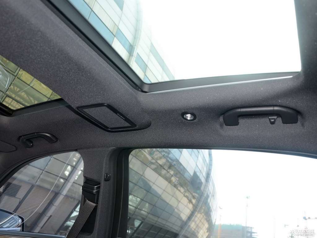 曜巖黑奔馳E級(jí)車廂內(nèi)飾圖片