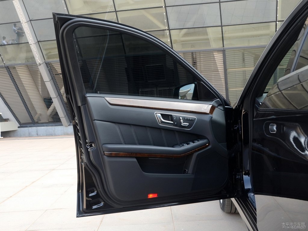 曜巖黑奔馳E級車廂內(nèi)飾圖片