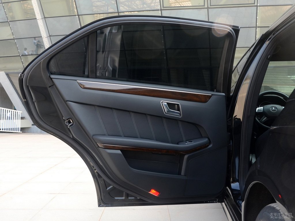 曜巖黑奔馳E級(jí)車廂內(nèi)飾圖片