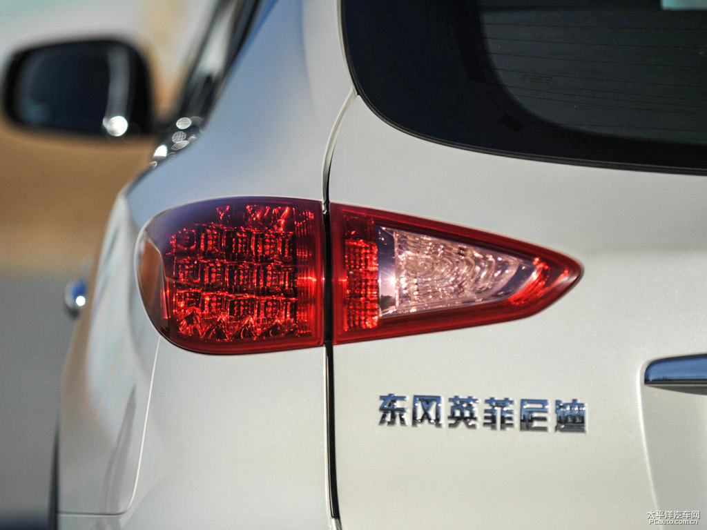 瑩貝白英菲尼迪QX50車尾外觀圖片