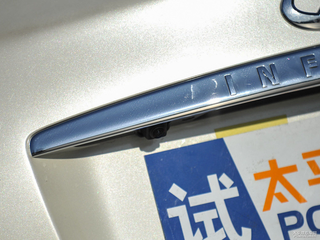 瑩貝白英菲尼迪QX50車尾外觀圖片
