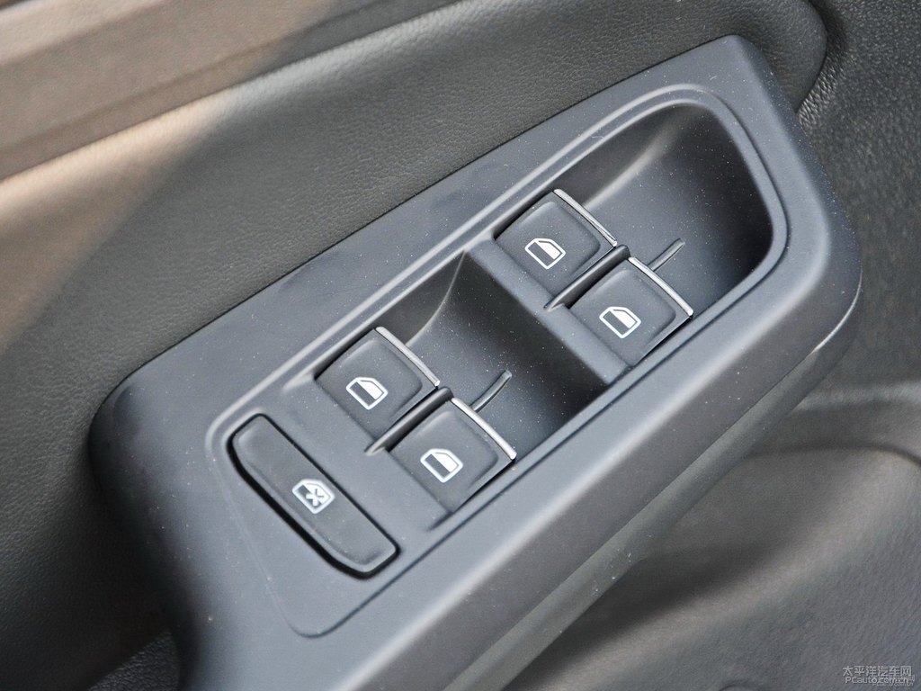 狂野黑凌渡車廂內(nèi)飾圖片