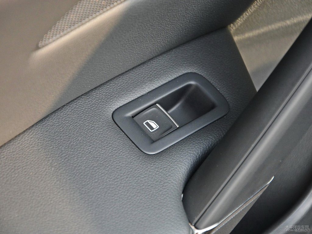 狂野黑凌渡車廂內(nèi)飾圖片