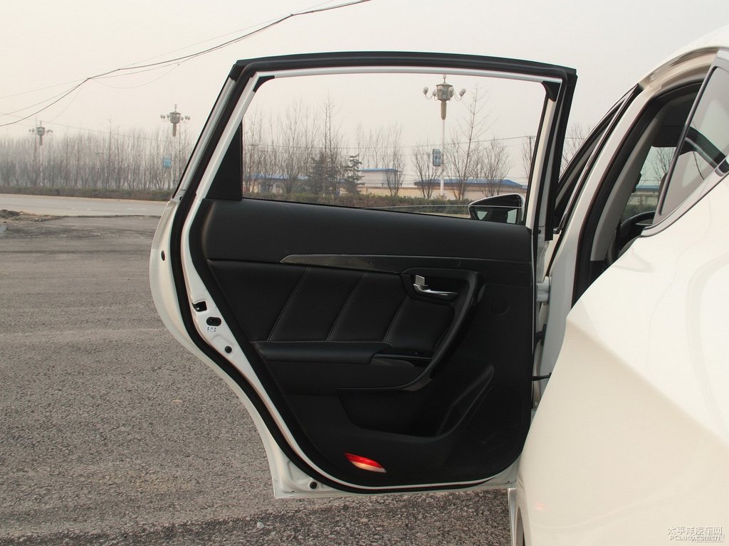 象牙白傳祺GA6車廂內(nèi)飾圖片