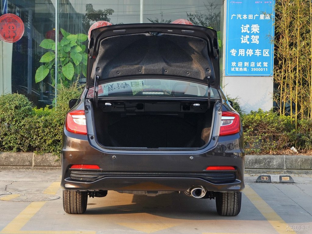 奧夫特黑凌派后備廂空間圖片