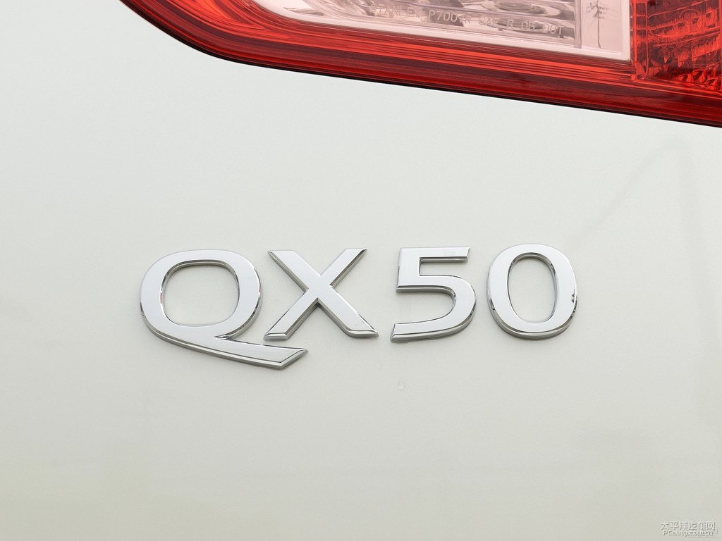 瑩貝白英菲尼迪QX50車尾外觀圖片