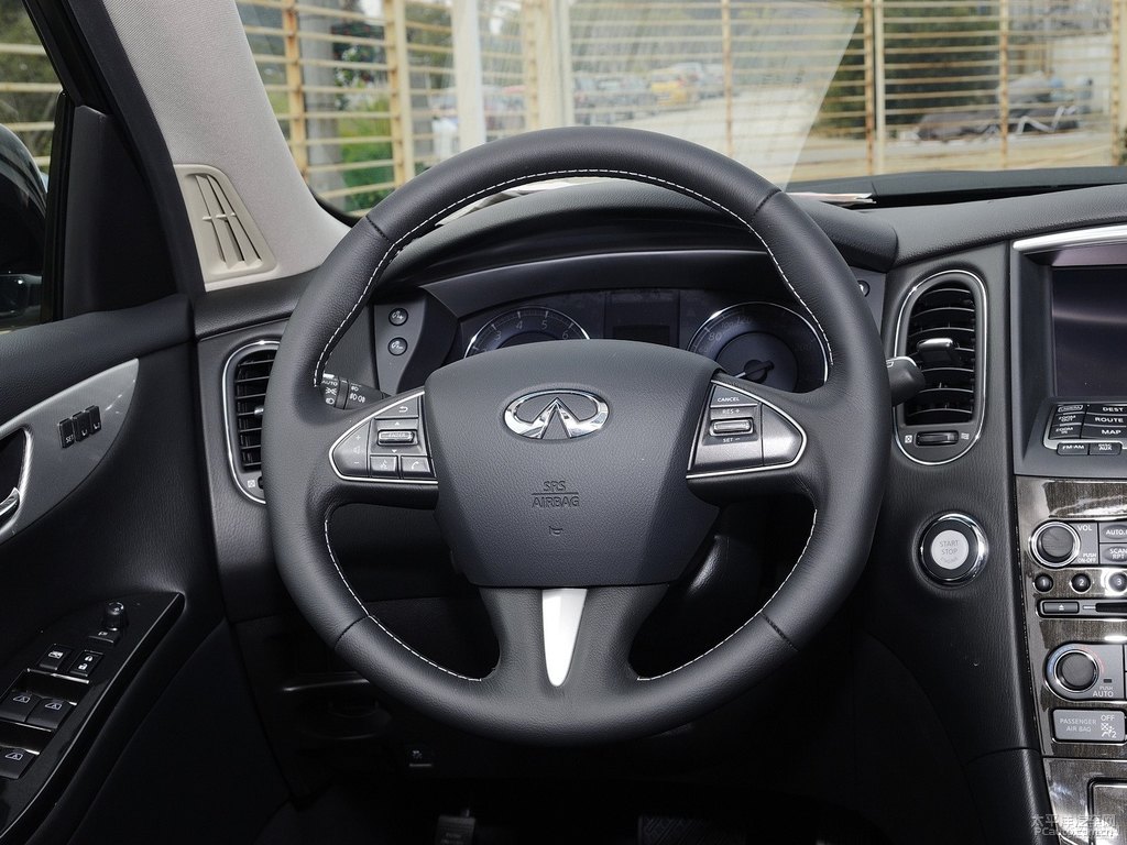 瑩貝白英菲尼迪QX50中控內(nèi)飾圖片