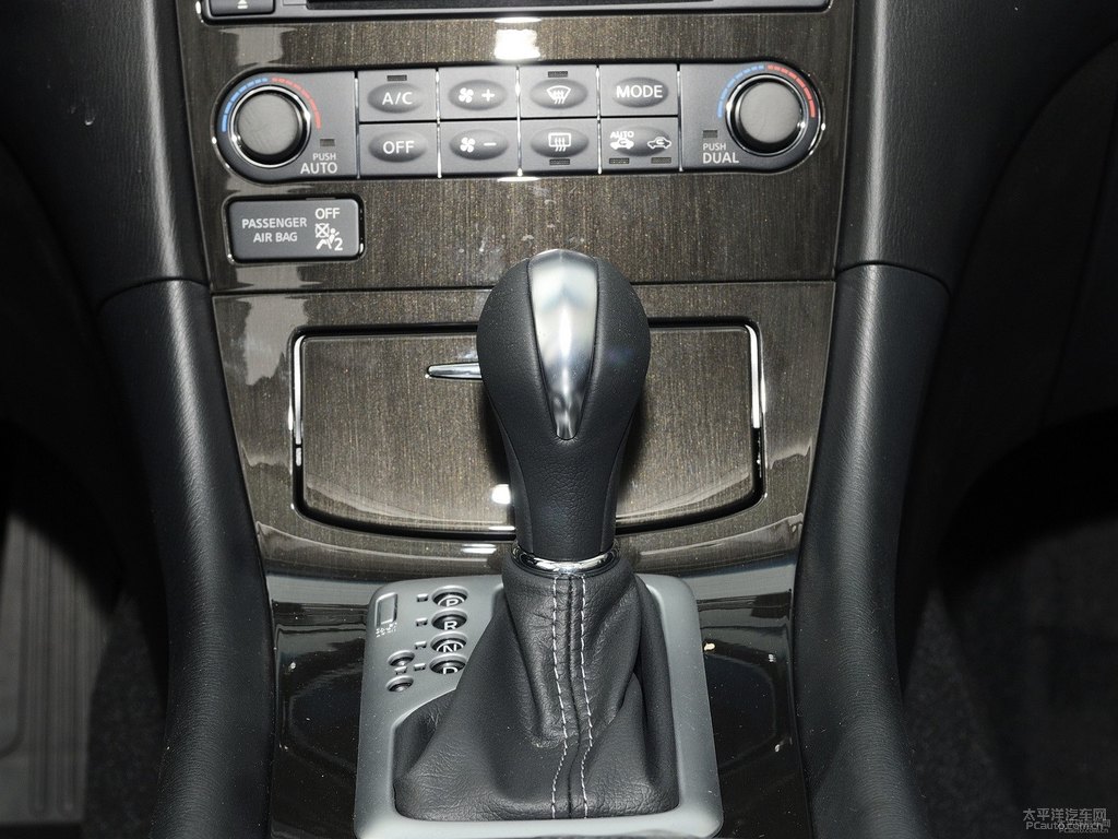 瑩貝白英菲尼迪QX50中控內(nèi)飾圖片