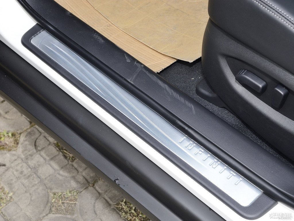 瑩貝白英菲尼迪QX50中控內(nèi)飾圖片