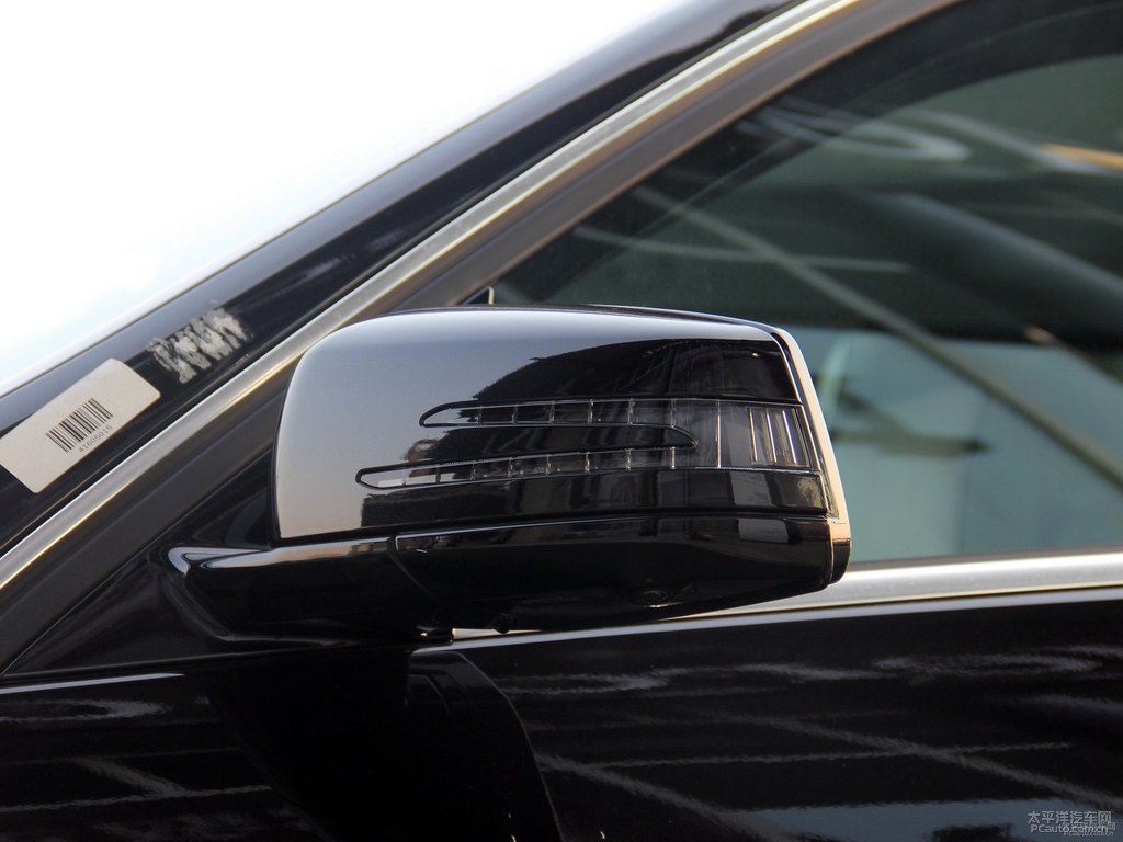 曜巖黑奔馳E級車身外觀圖片