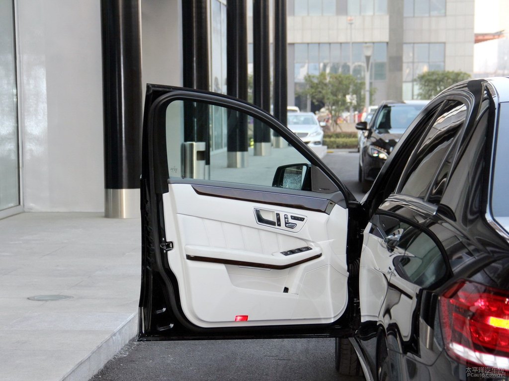 曜巖黑奔馳E級車廂內(nèi)飾圖片