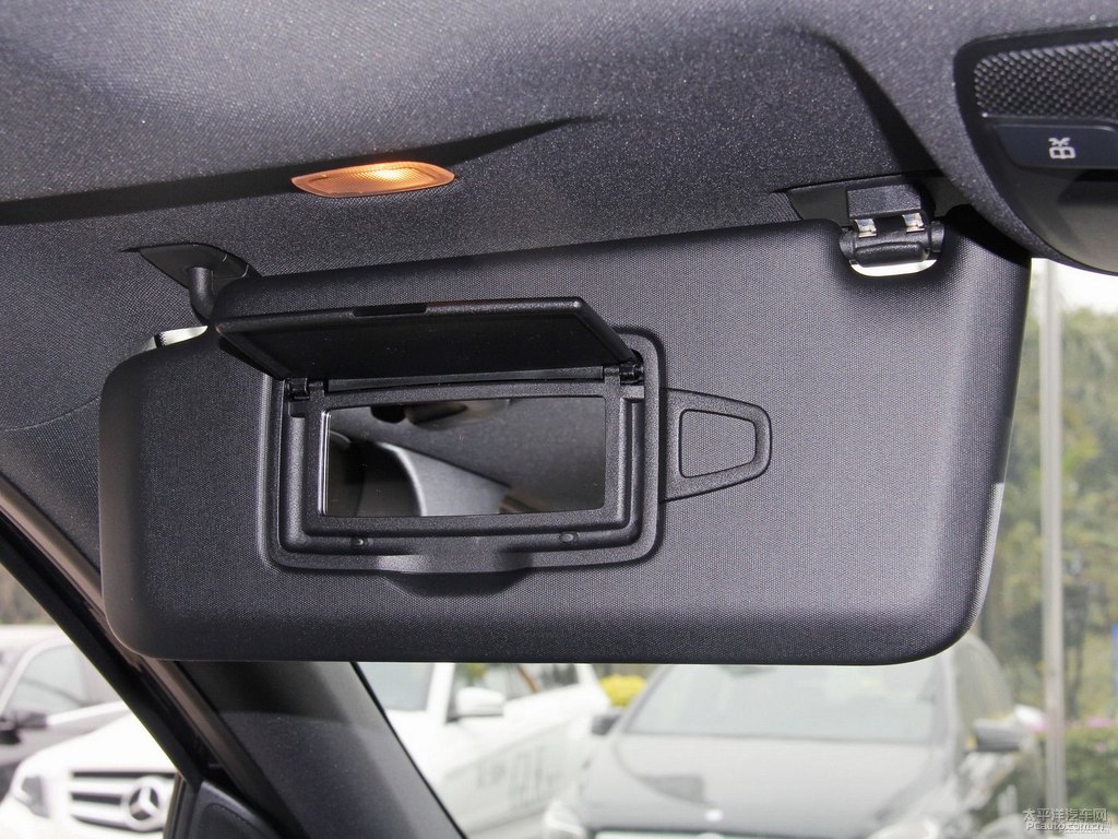 北極光紫奔馳B級車廂內(nèi)飾圖片