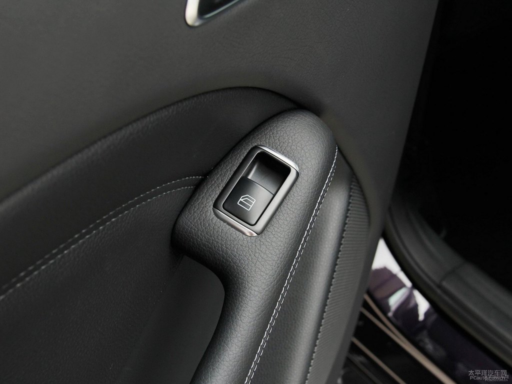 北極光紫奔馳B級車廂內(nèi)飾圖片