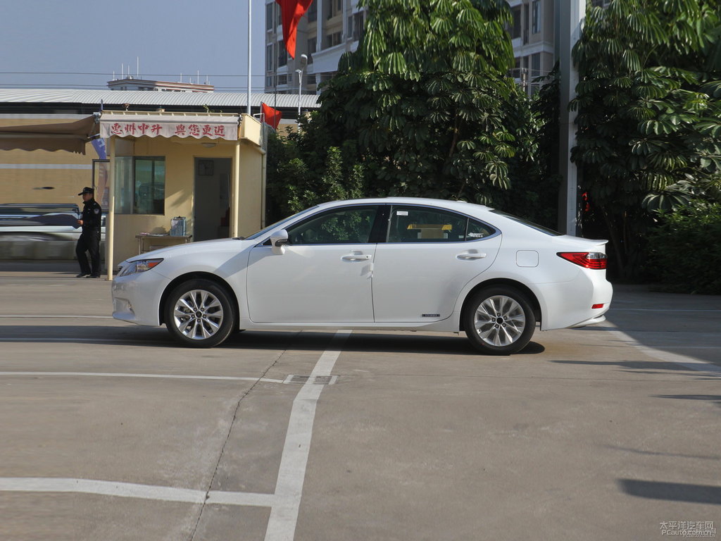 珍珠白雷克薩斯ES整車外觀外觀圖片