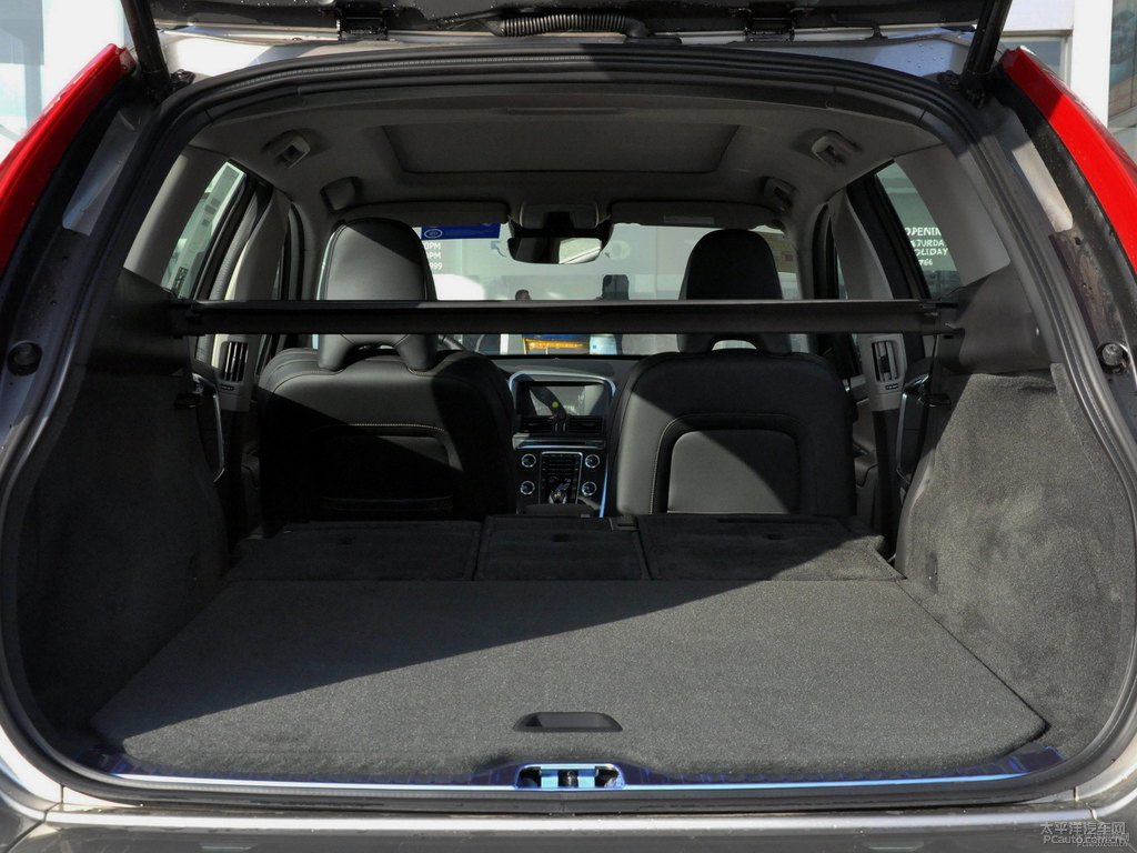 海貝灰沃爾沃XC60后備廂空間圖片