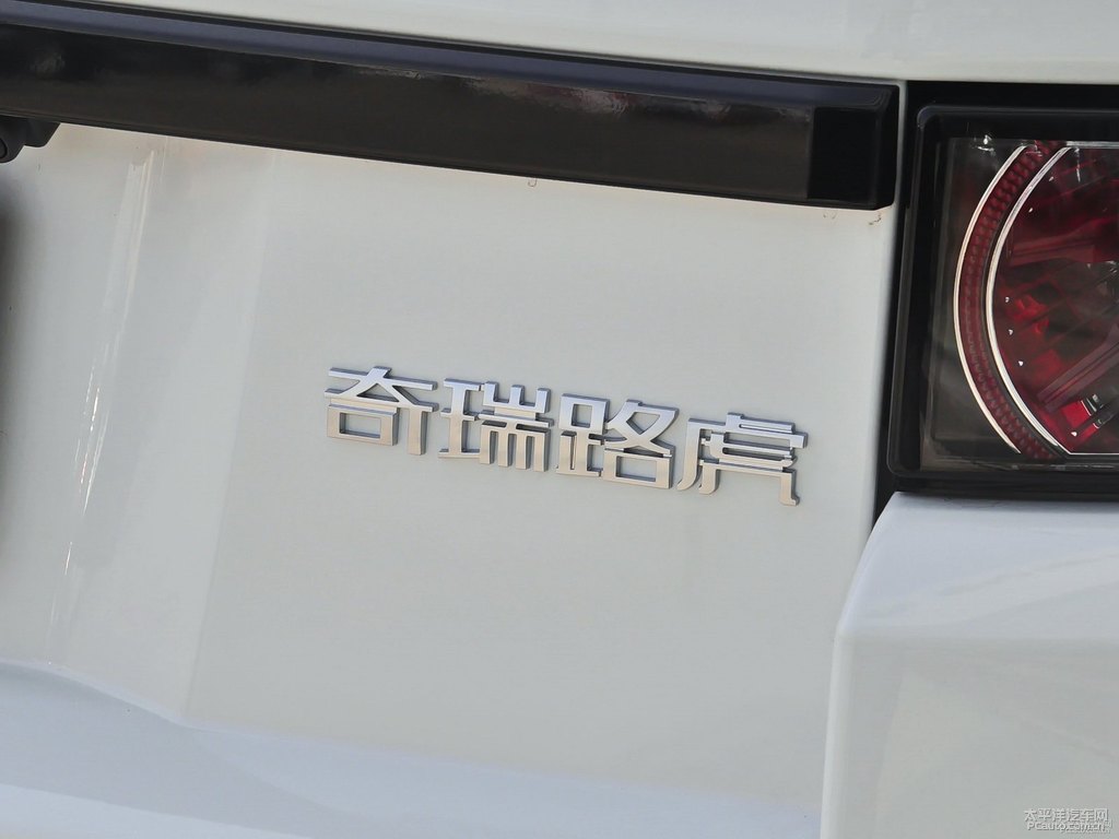 富士白攬勝極光車尾外觀圖片