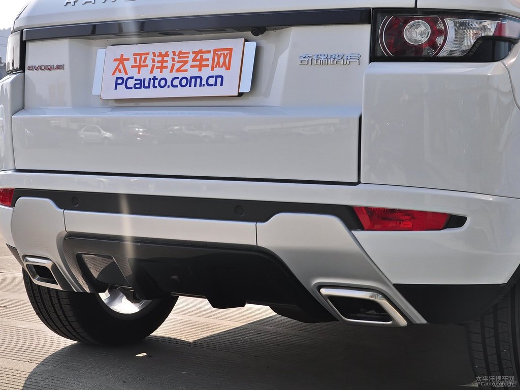 富士白攬勝極光車尾外觀圖片